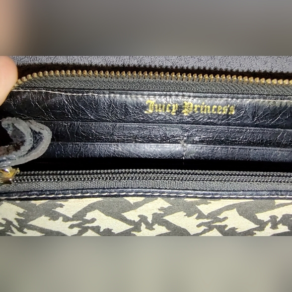 The Juicy Couture Vintage Black Shiny Leather Wallet - Picture 4 of 10